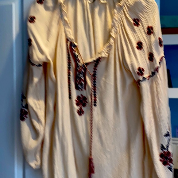 Embroidered blouse with tie front - Picture 3 of 4